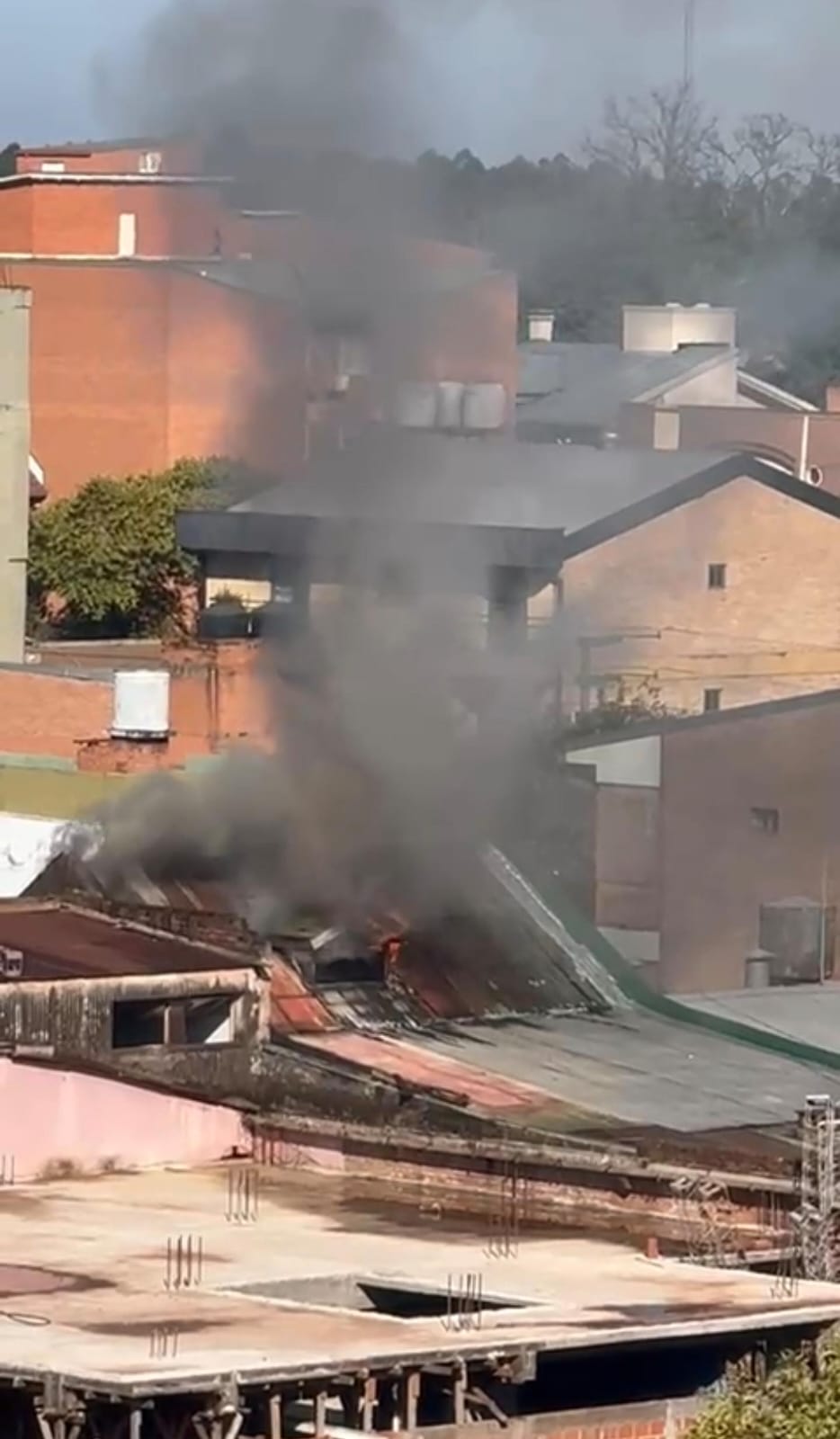 Se incendió una propiedad en el centro de Eldorado y cortaron el tránsito en la zona